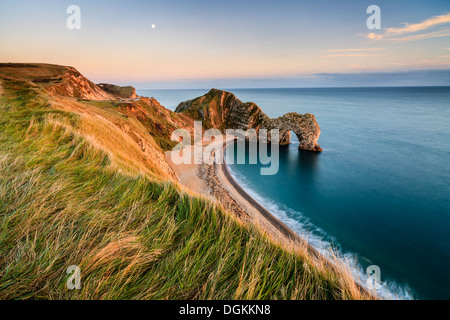 Ein Blick von Durdle Door von der Klippe Weg. Stockfoto