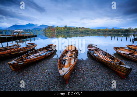 Ruderboote am Ufer des Derwent Water in der Nähe von Keswick. Stockfoto