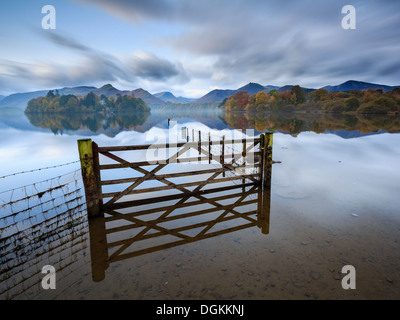 Ein Tor und Zaun in einem überschwemmten Feld von Derwent Water in der Nähe von Keswick. Stockfoto