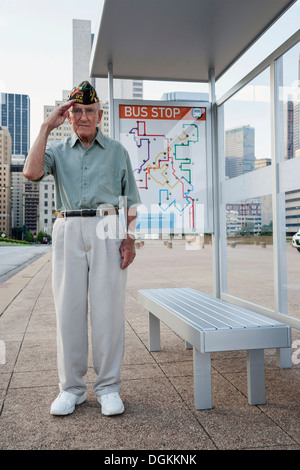 USA, Texas, Dallas, Senior Mann stehend und grüßte an Bushaltestelle Stockfoto