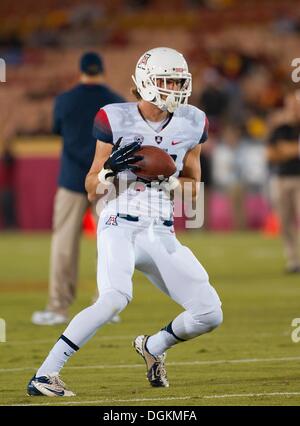 Los Angeles, CA, USA. 9. Oktober 2013. 10. Oktober 2013 Los Angeles, Kalifornien. Arizona-Tight-End Josh Kern (17) erwärmt sich vor dem Pac 12-Spiel zwischen den Arizona Wildcats und die USC Trojans am Kolosseum in Los Angeles, Kalifornien. Die USC Trojans besiegte den Arizona Wildcats 38-31. (Obligatorische Credit: Juan Lainez / MarinMedia / Cal Sport Media) © Csm/Alamy Live-Nachrichten Stockfoto