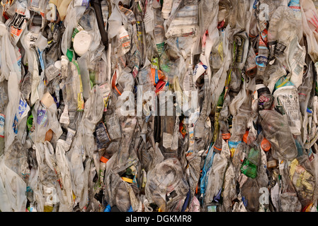 Ballen von Kunststoff-Flaschen in der Sammlung Recyclingwerk in Enterprise, Oregon. Stockfoto