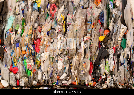 Ballen von Kunststoff-Flaschen in der Sammlung Recyclingwerk in Enterprise, Oregon. Stockfoto