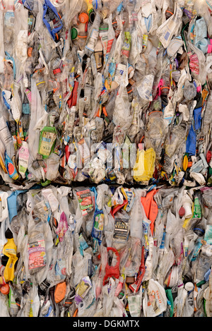 Ballen von Kunststoff-Flaschen in der Sammlung Recyclingwerk in Enterprise, Oregon. Stockfoto