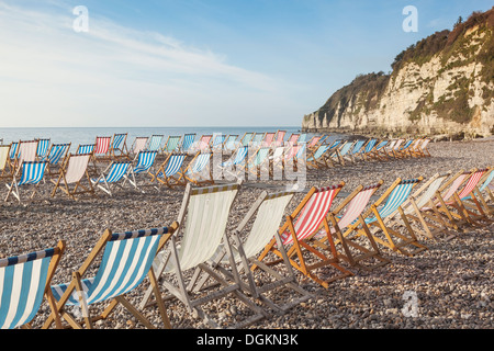 Liegestühle bei starkem Wind am Strand von Bier. Stockfoto