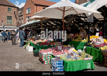 Frisches Obst und Gemüse für den Verkauf in einem Outdoor-Marktstand. Stockfoto