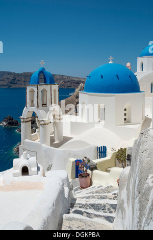 Eine kleine Kapelle unter den gewundenen Schritten von Oia. Stockfoto