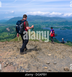 Drei Wanderer Abstieg vom Catbells mit Derwent Water in der Ferne. Stockfoto