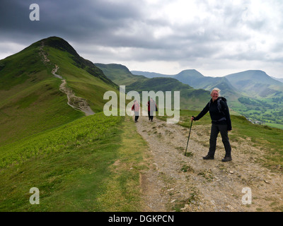 Drei Wanderer an den Hängen des Catbells im englischen Lake District. Stockfoto