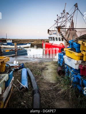 Angelboote/Fischerboote am Brancaster Staithe gefesselt. Stockfoto