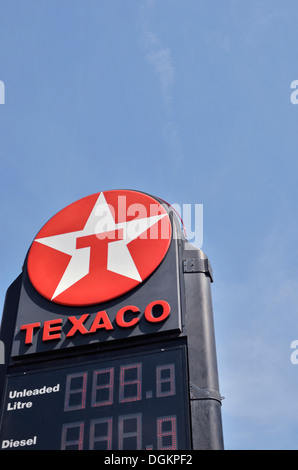 Texaco Tankstelle Zeichen und Logos. Stockfoto