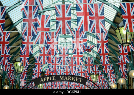 Union Jack-Flaggen in das ehemalige Gebäude der Covent Garden Market. Stockfoto