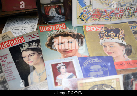 Bilder von Königin Elizabeth II auf den Titelseiten von alten Zeitschriften in einem Shop-Schaufenster. Stockfoto