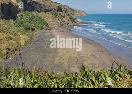 Strand mit einer Schulklasse auf einem Ausflug, Maori Bay, Muriwai Regional Park, westlich von Auckland, Nordinsel, Neuseeland Stockfoto