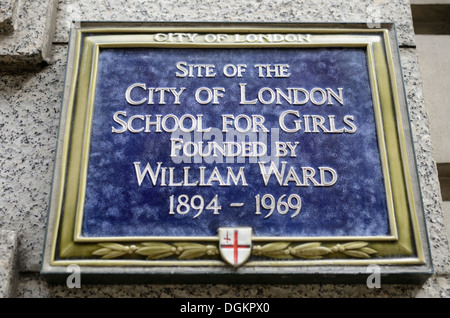 Blaue Plakette Kennzeichnung der Website der City of London School für Mädchen in Karmeliter Straße EC4. Stockfoto