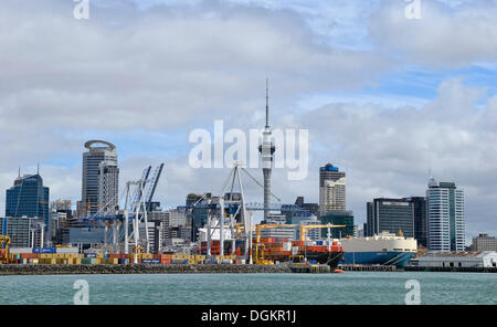 Skyline mit einem Containerhafen, Auckland City, North Island, Neuseeland Stockfoto