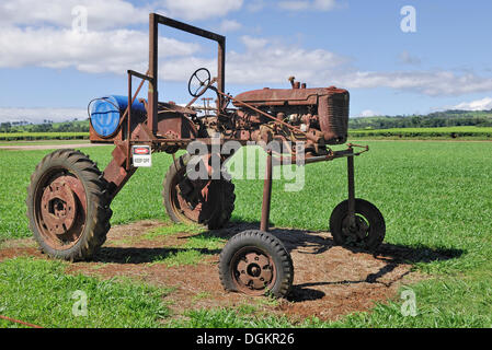 Verlassene Traktor für die Teeernte Nerada Teeplantage, Malanda, Atherton Tablelands, Queensland, Australien Stockfoto