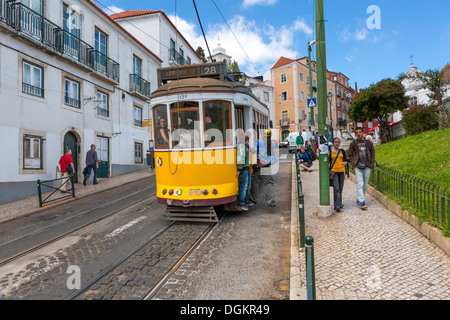Straßenbahnlinie Nr. 12 im Zentrum von Lissabon. Stockfoto