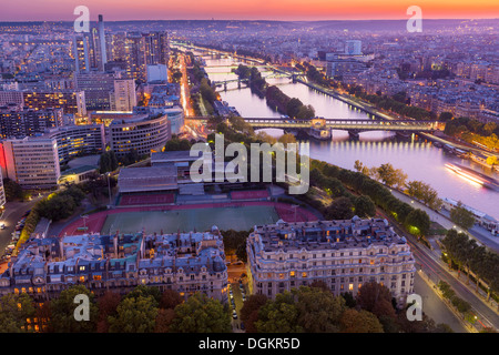 Luftaufnahme von Paris vom Eiffelturm bei Sonnenuntergang. Stockfoto