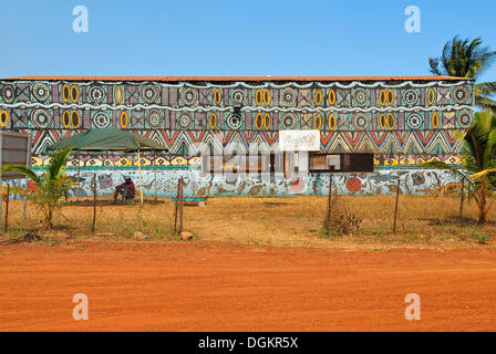 Werkstattgebäude gemalt mit Aborigines Mustern, Tiwi Islands, Northern Territory, Australien Stockfoto