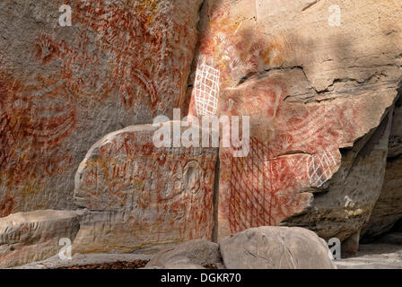 Aboriginal Felszeichnungen, Schablone Gemälde und Freihand-Zeichnungen aus dem Stamm der Karingbal und Bidjara Menschen Stockfoto