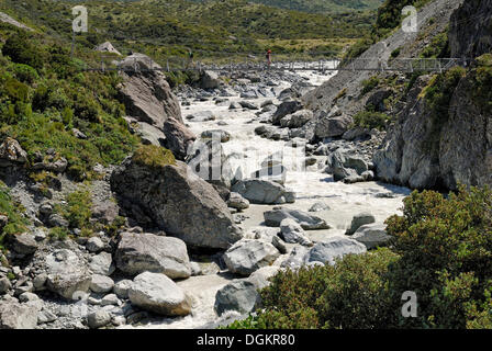 Abgehängte Fußgängerbrücke über die Hooker Fluss Hooker Valley gehen, Mount Cook Nationalpark, Südinsel, Neuseeland Stockfoto