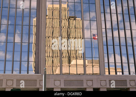 Reflexion der Bürogebäude der Kirche, Hochhaus, East South Temple Street, Mormone Stadt von Salt Lake City, Utah, USA Stockfoto