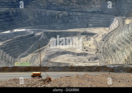 Blick in die tiefste Tagebau-Grube in der Welt, Kennecott Utah Copper Bingham Canyon Mine, Copperton, Utah, USA Stockfoto