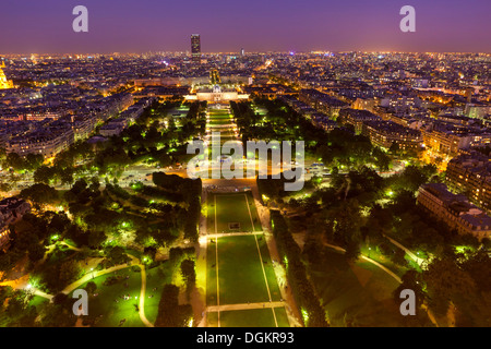 Luftaufnahme von Paris vom Eiffelturm bei Sonnenuntergang. Stockfoto