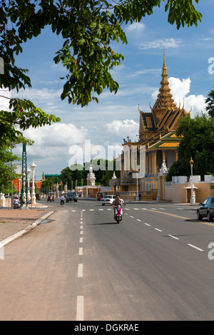 Ein Blick in Richtung Königspalast in Phnom Penh. Stockfoto