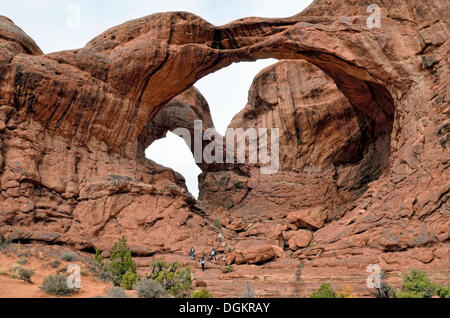 Double Arch, Felsformation aus Buntsandstein, Arches-Nationalpark, Moab, Utah, USA Stockfoto