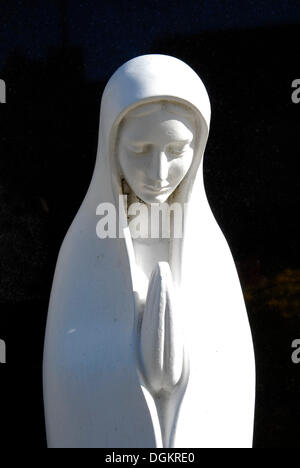 Betende Maria Statue aus weißem Stein Stockfoto