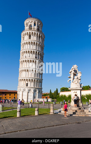 Fontana dei Putti und schiefen Turm von Pisa am Piazza dei Miracoli in Pisa. Stockfoto