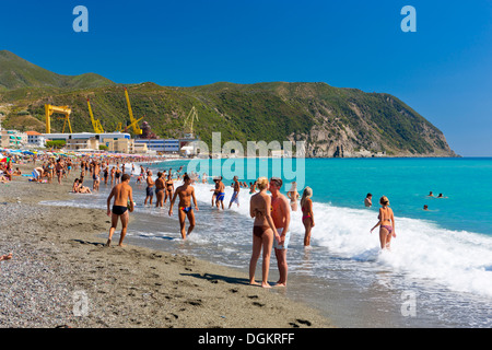 Touristen am Strand von Riva Trigoso. Stockfoto