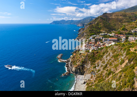 Luftbild von Riomaggiore und felsigen Küste. Stockfoto