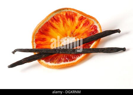 Getrocknete Orangenscheibe mit Vanilleschoten Stockfoto