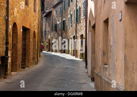 Durch die engen Gassen von San Quirico d ' Orcia. Stockfoto