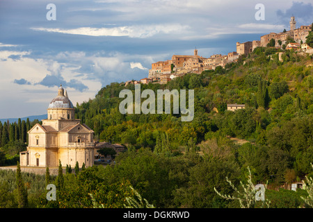 Die Wallfahrtskirche San Biagio mit Montepulciano im Hintergrund. Stockfoto