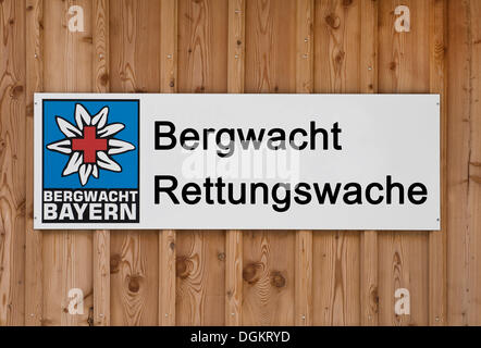 Zeichen auf einem Berg, Kabine Wand, Bergwacht Bayern Rettungswache, Rettung Hubschrauber Bayern, mit emblem Stockfoto