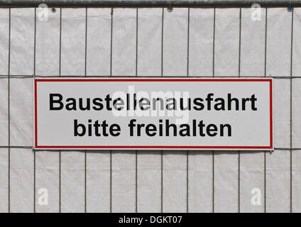 Schild an einem Zaun, Baustellenausfahrt Bitte Freihalten, beenden Sie bitte halten klar Stockfoto