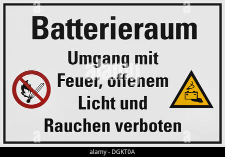 Zeichen, Batterieraum Umgang Mit Feuer, Offenem Licht Und Rauchen verboten, Deutsch für Batterieraum, kein offenes Feuer, Rauchen verboten Stockfoto