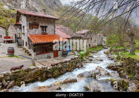 Bulnes La Villa im Nationalpark Picos de Europa. Stockfoto