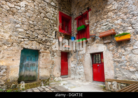 Bunten Türen und Fenster im Landhaus im Nationalpark Picos de Europa. Stockfoto