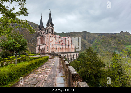 Ein Blick in Richtung Basilika Santa MarÌÆa la Real von Covadonga im Nationalpark Picos de Europa. Stockfoto