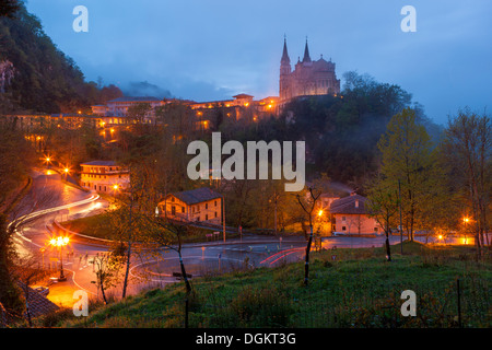 Ein Blick in Richtung Basilika Santa MarÌÆa la Real von Covadonga im Nationalpark Picos de Europa. Stockfoto