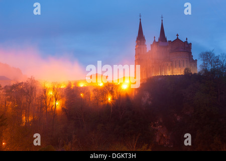 Ein Blick in Richtung Basilika Santa MarÌÆa la Real von Covadonga im Nationalpark Picos de Europa. Stockfoto