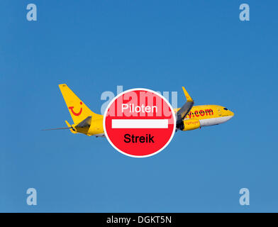 Schild mit Schriftzug "Piloten Streik", Deutsch für "Piloten streiken" unterzeichnen vor ein TUI-Flugzeug Stockfoto