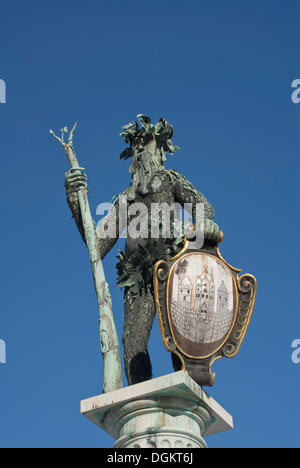 Bronzestatue von der Neptun-Brunnen, ein wilder Mann trägt einen Dreizack und dem Wappen von Salzburg Stockfoto