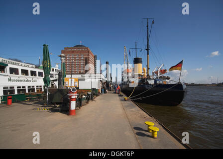 Museumshafen-Café-Schiff und Dampf vertäut Eisbrecher Stettin, von links, am Museumshafen Oevelgoenne, Museumshafen, Hamburg Stockfoto