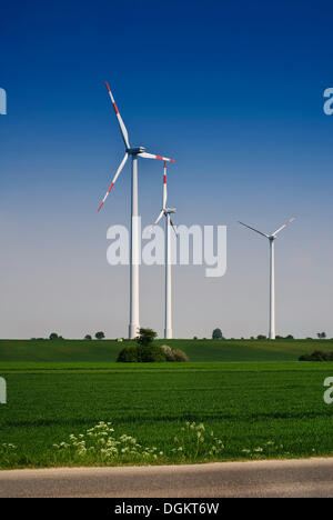 Windkraftanlagen auf dem Festland, Windenergie, erneuerbare Energien, Windenergieanlage Stockfoto